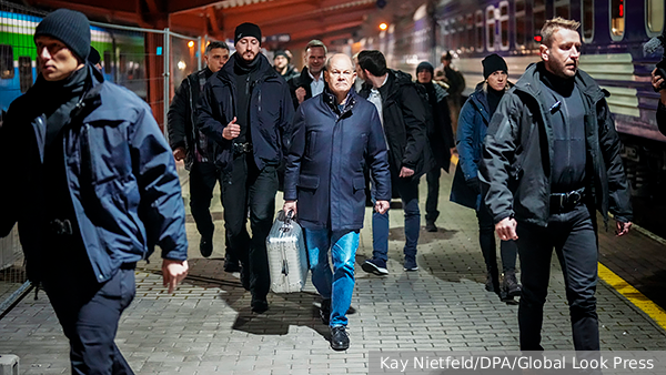 Политика: Эксперты назвали мотивы визита Шольца в Киев