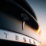 Годовой объем продаж электромобилей Tesla снизился впервые за более чем десять лет